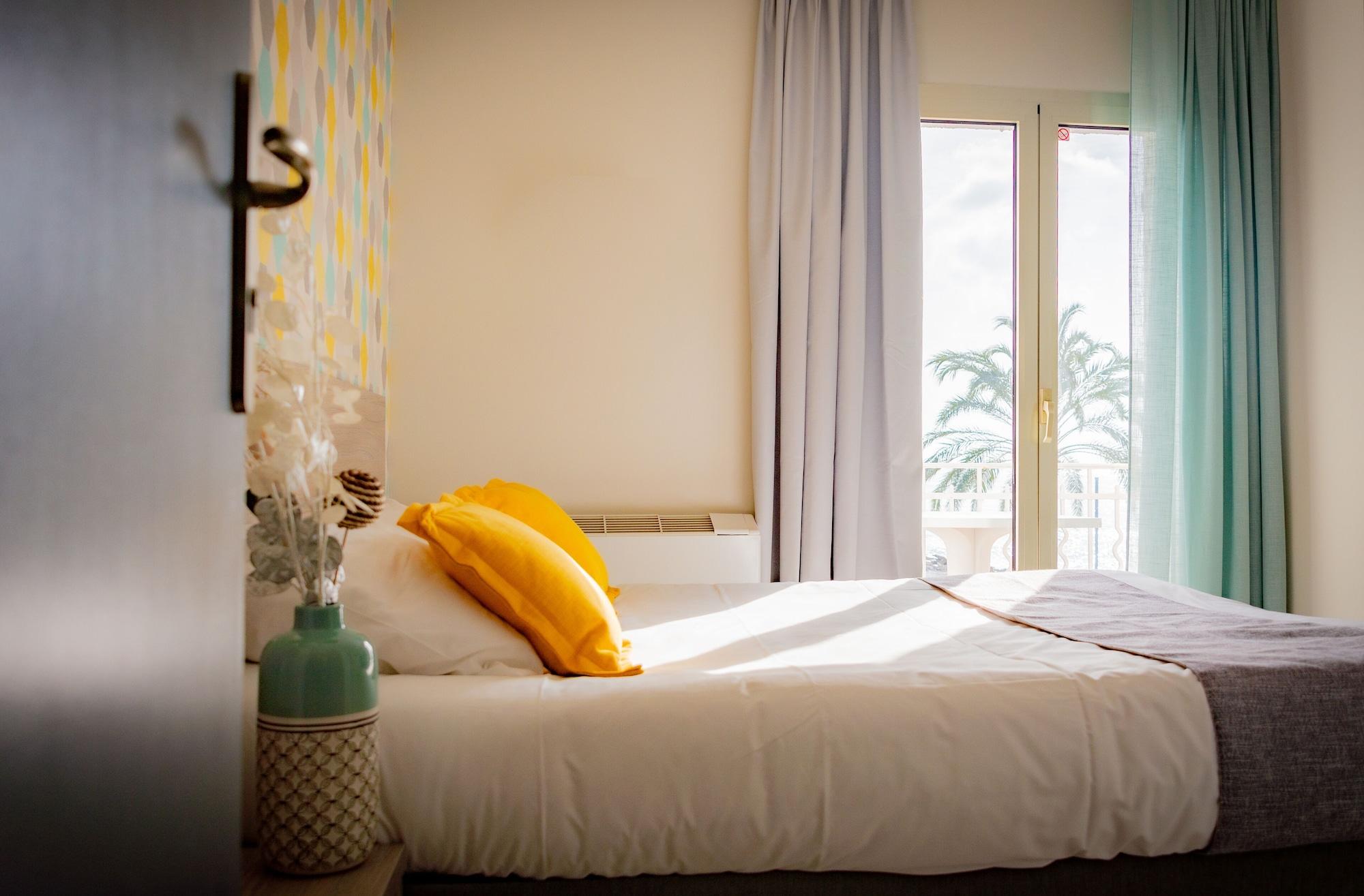 רוקברון-קאפ-מרט Hotel Et Appartements Reine D'Azur מראה חיצוני תמונה
