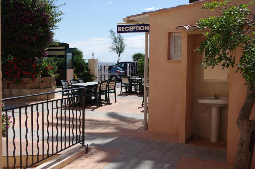 רוקברון-קאפ-מרט Hotel Et Appartements Reine D'Azur מראה חיצוני תמונה
