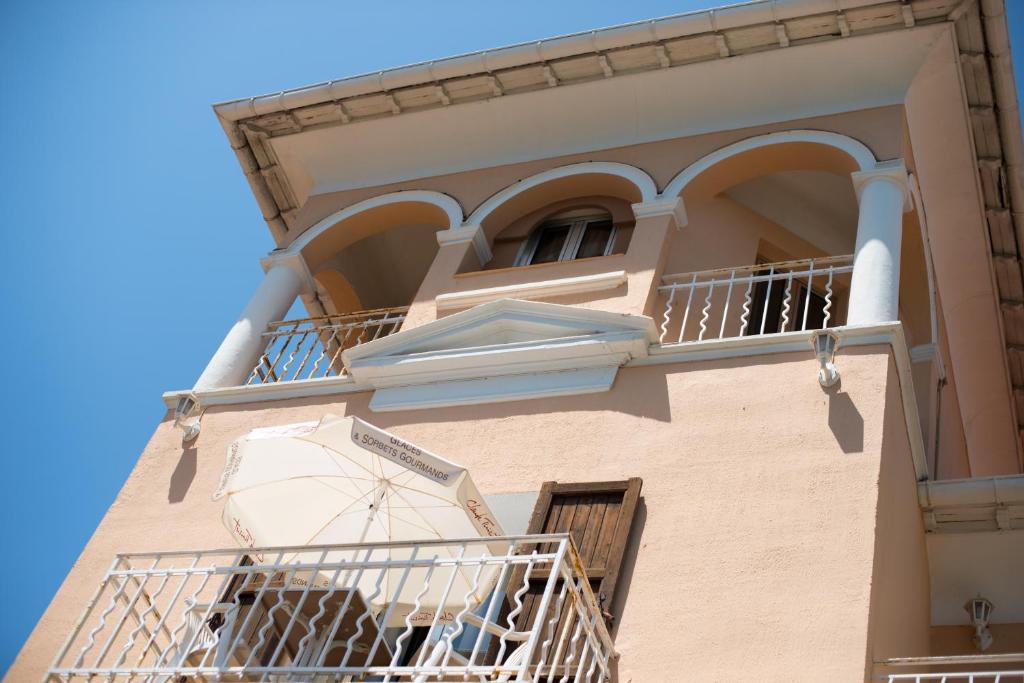 רוקברון-קאפ-מרט Hotel Et Appartements Reine D'Azur מראה חיצוני תמונה